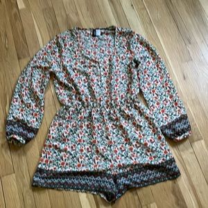 H&M Divided Floral Chiffon Long Sleeve Romper Women’s Size 10Excellent Condition